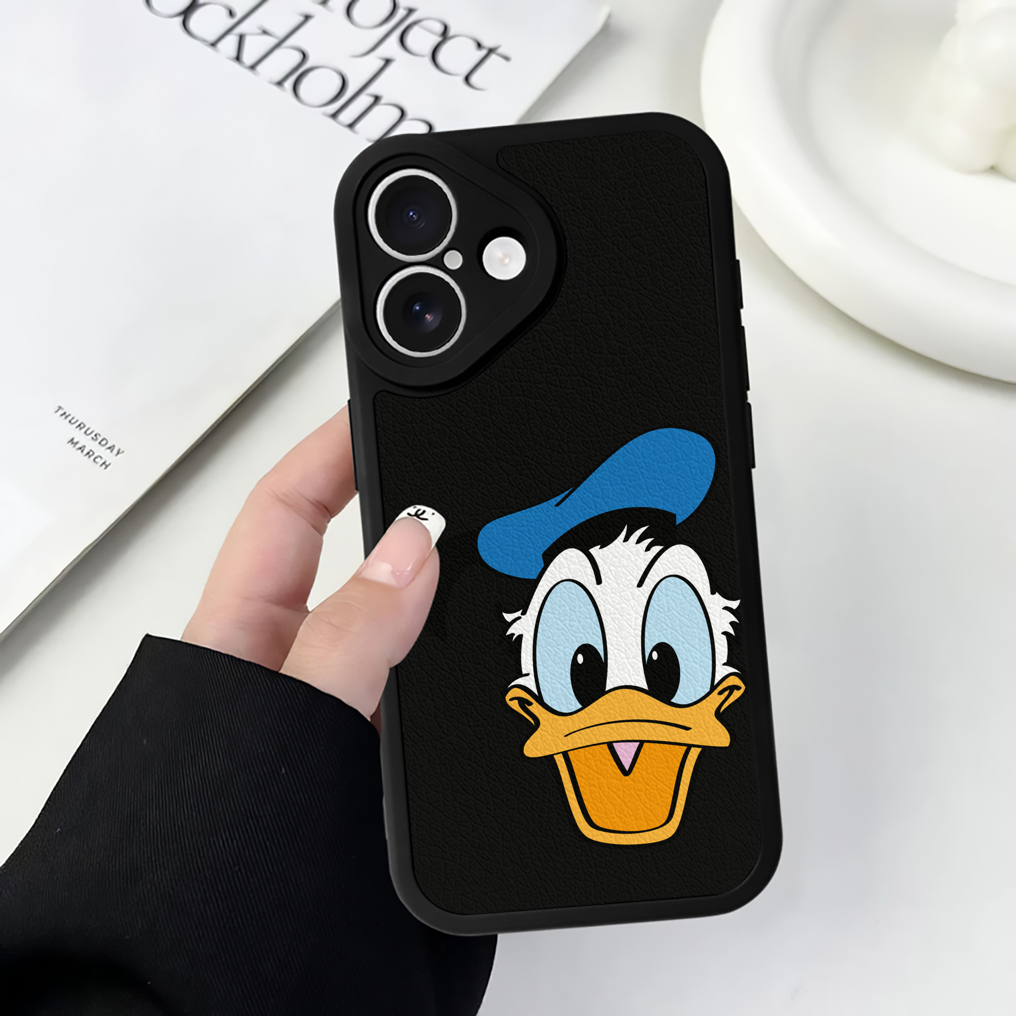 （画像用） ミッキーマウス Mickey Mouse 【iPhone 16シリーズ対応】シリコンスマホケース（レザー調） 材質：シリコン